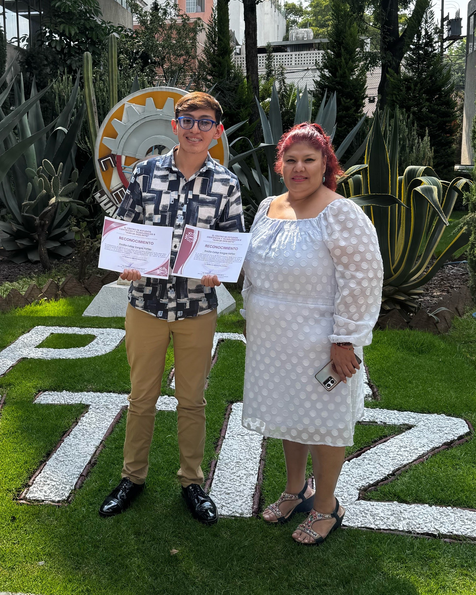 Emilio Calep recibiendo constancia del CECyT 9 por la Red de Género Bátiz