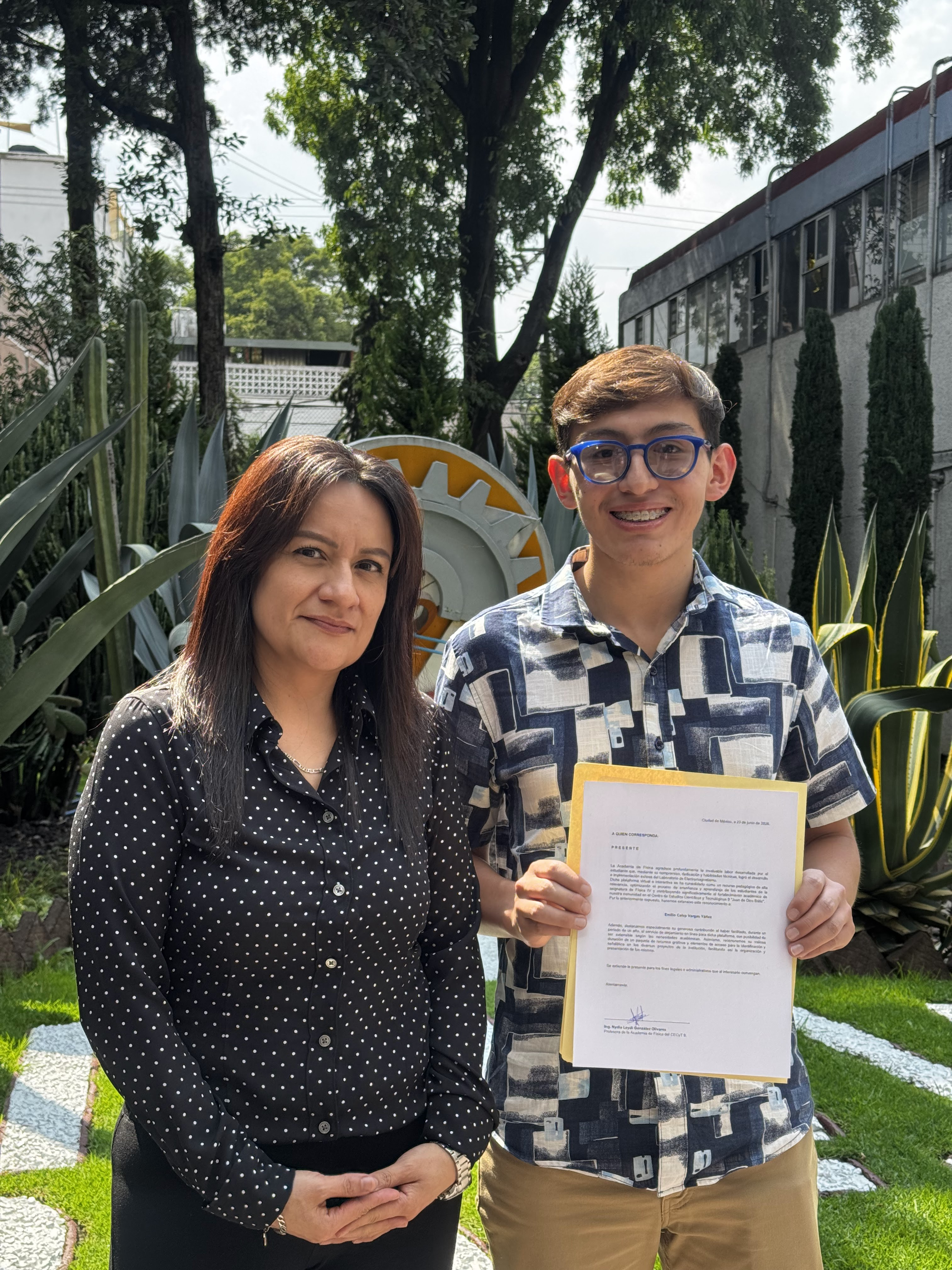 Reconocimiento de la Academia de Física del CECyT 9 a Emilio Calep por el Laboratorio de Electromagnetismo